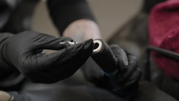 Professional permanent makeup artist inserts a tattoo needle. — Stock Video