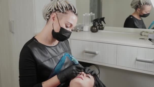 Profesionální permanentní maskér dělá permanentní make-up s tetovacím strojem. — Stock video