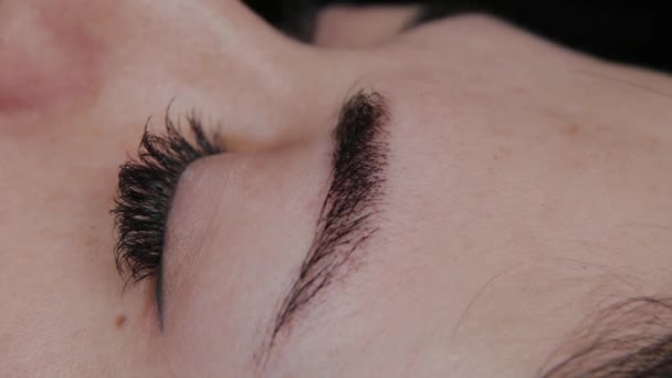 Un artista de maquillaje permanente profesional hace maquillaje de cejas permanente con una máquina de tatuaje . — Vídeos de Stock