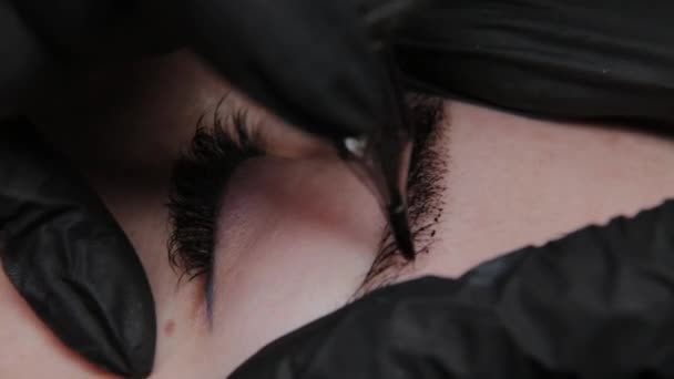 Ein professioneller Permanent Make-up Artist macht Permanent Augenbrauen Make-up mit einer Tätowiermaschine. — Stockvideo