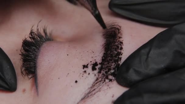 Ein professioneller Permanent Make-up Artist macht Permanent Augenbrauen Make-up mit einer Tätowiermaschine. — Stockvideo