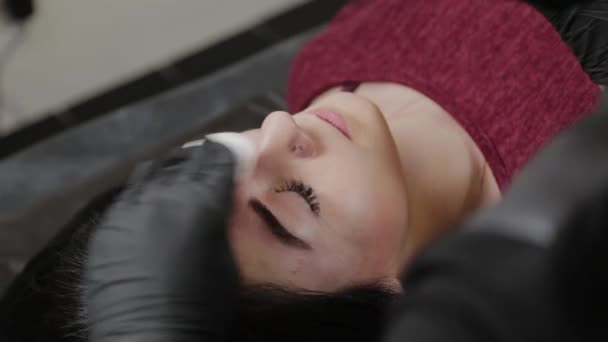 Ein professioneller Permanent Make-up Artist macht Permanent Augenbrauen Make-up mit einer Tätowiermaschine. — Stockvideo