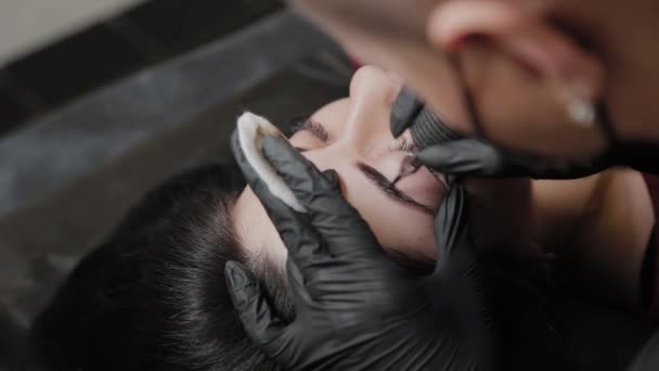 Egy profi állandó sminkes csinál állandó szemöldök smink egy tetováló gép. — Stock videók