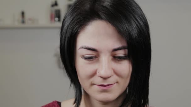 Menina bonita após a maquiagem permanente da sobrancelha. Retrato de uma jovem . — Vídeo de Stock