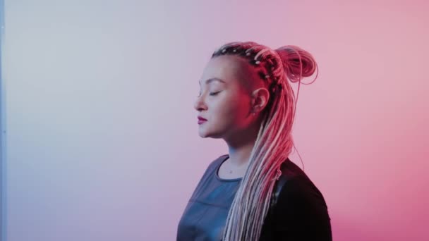 Beautiful young girl with dreadlocks straightens her hair. — 图库视频影像