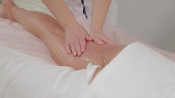 Kobieta masażystka robi masaż miodowy młodej dziewczynie w salonie masażu. — Wideo stockowe