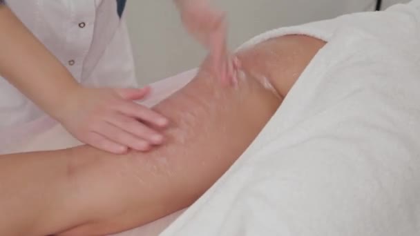 Vrouw massage therapeut maakt honing massage naar een jong meisje in een massage salon. — Stockvideo
