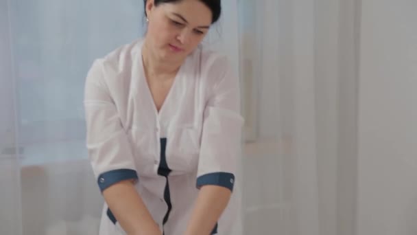 Női masszázs terapeuta masszírozza a teljes hosszát a lábát egy fiatal lány. — Stock videók