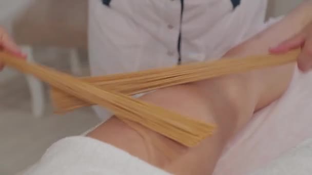 Femme massothérapeute faisant massage avec des bâtons de bambou à une jeune fille . — Video