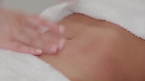 Vrouw massage therapeut doet massage op de maag van een jong meisje. — Stockvideo