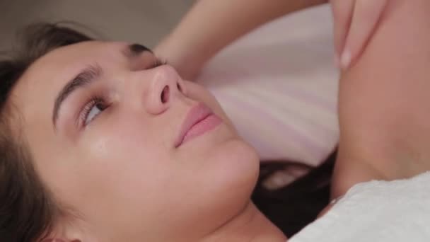 Massagetherapeutin massiert einem jungen Mädchen den Arm. — Stockvideo
