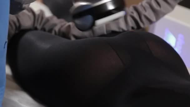 Masseur masculin professionnel fait un massage sous vide avec un dispositif spécial à une belle femme . — Video