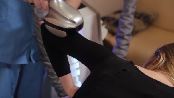 Professionell manlig massör gör en vakuummassage med en speciell enhet till en vacker kvinna. — Stockvideo