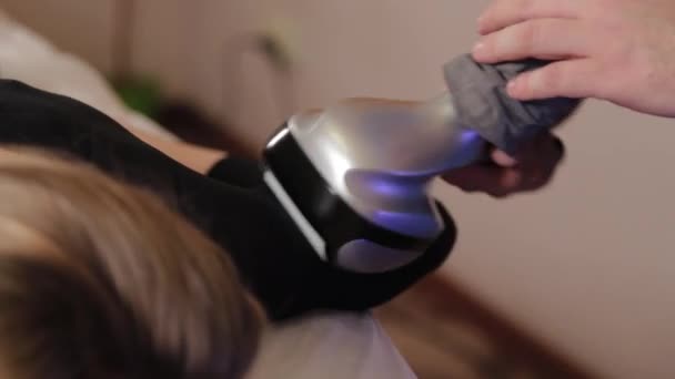 Profesjonalny męski masażysta wykonuje masaż próżniowy ze specjalnym urządzeniem dla pięknej kobiety. — Wideo stockowe