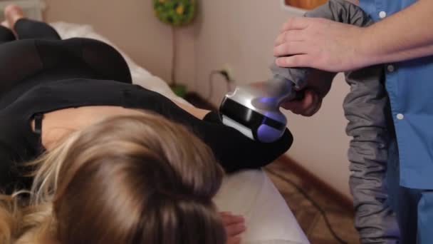 Massaggiatore professionale maschile fa un massaggio sottovuoto con un dispositivo speciale per una bella donna . — Video Stock