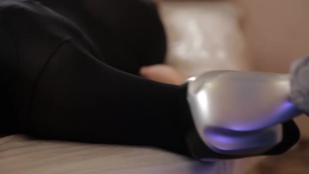 Professionele mannelijke masseur maakt een vacuüm massage met een speciaal apparaat om een mooie vrouw. — Stockvideo