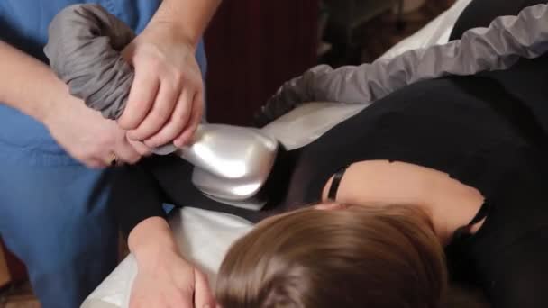 Professionelle männliche Masseur macht eine Vakuum-Massage mit einem speziellen Gerät, um eine schöne Frau. — Stockvideo