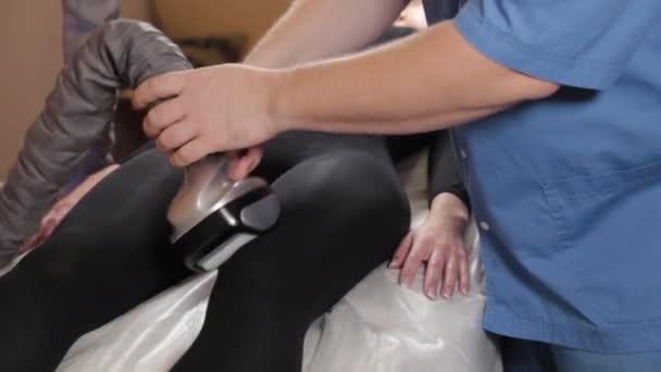 Profesionální samčí masér provádí vakuovou masáž se speciálním zařízením pro krásnou ženu. — Stock video