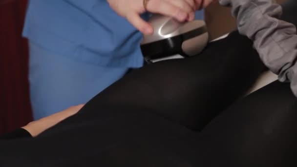 Profesionální samčí masér provádí vakuovou masáž se speciálním zařízením pro krásnou ženu. — Stock video