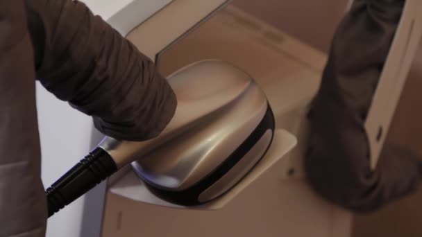 Профессиональный массажист берет в руки устройство для вакуумного массажа . — стоковое видео