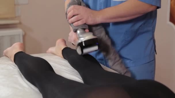 Masajista masculino profesional hace un masaje al vacío con un dispositivo especial a una mujer hermosa . — Vídeo de stock