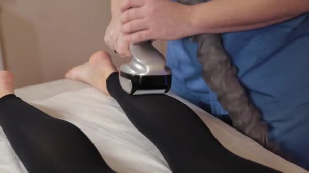 Professional male masseur makes a vacuum massage with a special device to a beautiful woman. — Stock Video