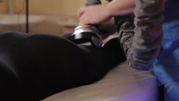 Професійний чоловічий масажист робить вакуумний масаж зі спеціальним пристроєм для красивої жінки . — стокове відео