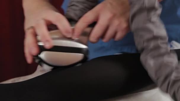 Masseur masculin professionnel fait un massage sous vide avec un dispositif spécial à une belle femme .