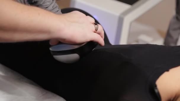 Профессиональный мужской массажист делает вакуумный массаж со специальным устройством для красивой женщины . — стоковое видео