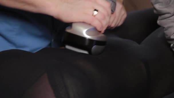 Profissional massagista masculino faz uma massagem a vácuo com um dispositivo especial para uma mulher bonita . — Vídeo de Stock