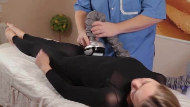 Профессиональный мужской массажист делает вакуумный массаж со специальным устройством для красивой женщины . — стоковое видео