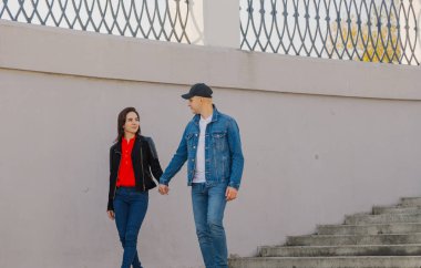 Sevgi dolu çift beton merdivenlerden çıkıp el ele tutuşuyorlar..