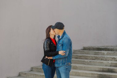 Sevgi dolu çift beton merdivenleri çıkıyor..