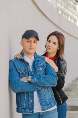 Mutlu aşıklar beton merdivenlerde sarılırlar..