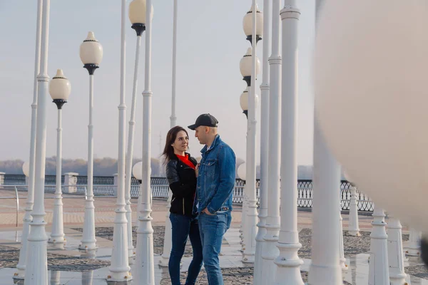 Loving couple at the lanterns on the promenade. — Stock Photo, Image