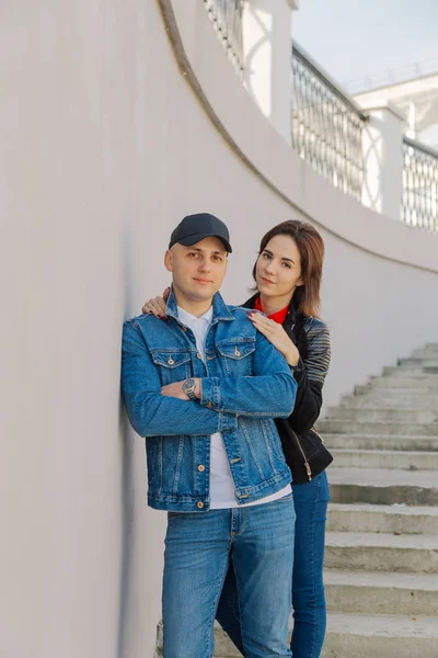 Amoureux heureux câlins sur un escalier en béton . — Photo