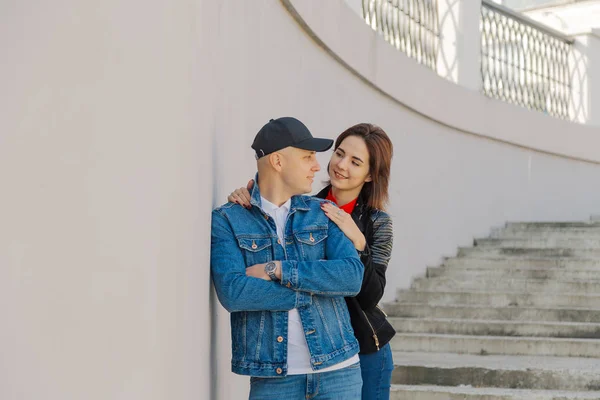 Счастливые влюбленные обнимаются на бетонной лестнице . — стоковое фото