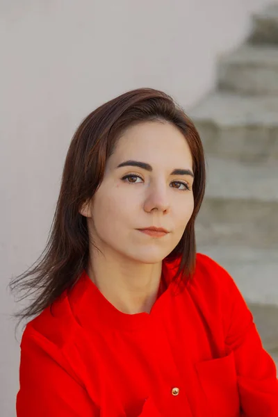 Hermosa mujer en una escalera de hormigón. Retrato de una mujer feliz . —  Fotos de Stock