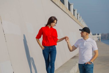 Mutlu aşıklar gezinti güvertesinde el ele yürür..