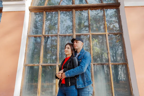 Amoureux heureux par la fenêtre dans le parc par temps d'automne . — Photo