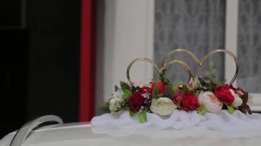 Düğün gününde araba ile güzel bir düğün süsü..