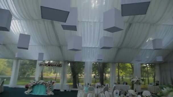 Krásná svatební výzdoba v hale. Svatební dekorace. — Stock video