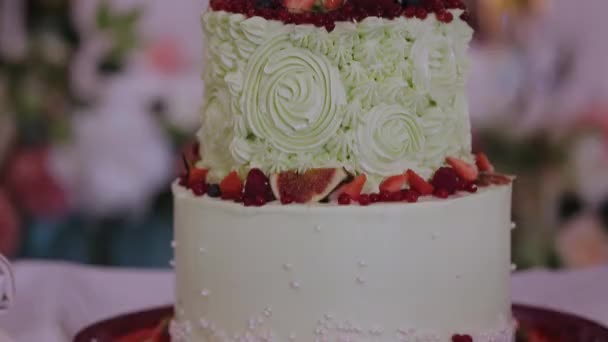 Bolo de casamento em uma festa de casamento . — Vídeo de Stock