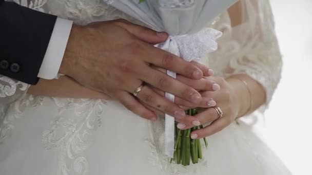 Lyckliga nygifta smeker varandras händer. — Stockvideo