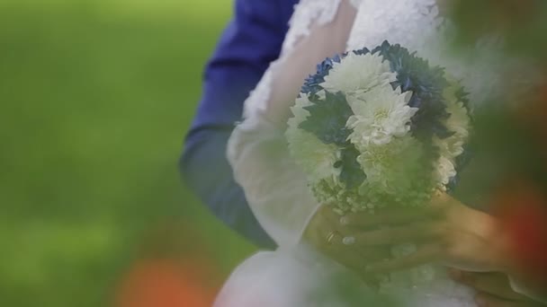 Lyckliga nygifta smeker varandras händer. — Stockvideo