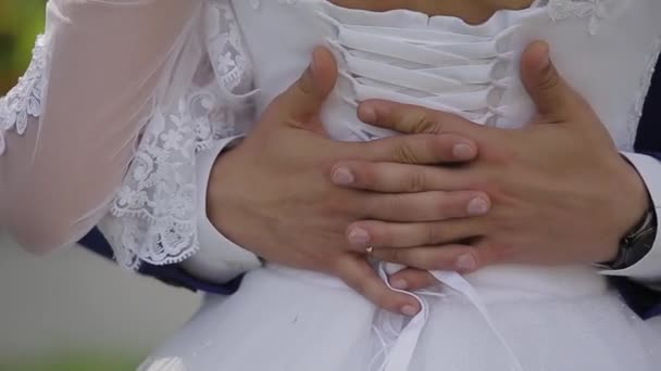 Felices recién casados se abrazan y se acarician . — Vídeos de Stock