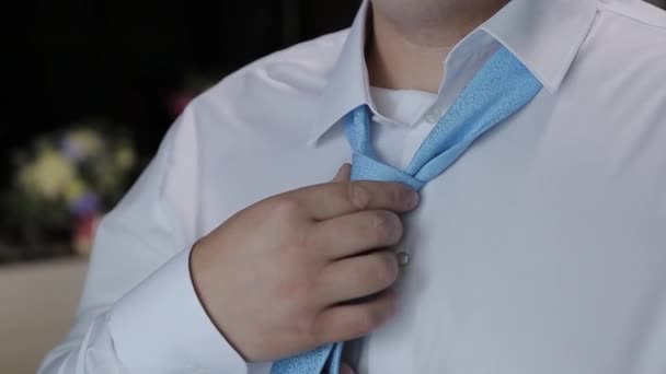 Geschäftsmann richtet seine Krawatte auf. — Stockvideo