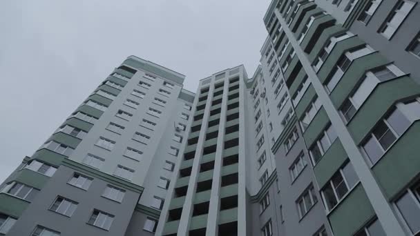 Vista inferior del edificio de varios pisos de alta tecnología . — Vídeos de Stock