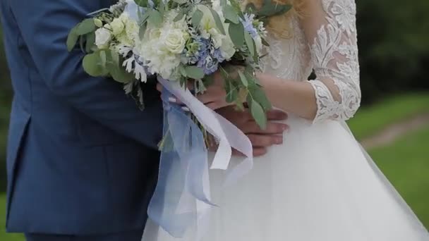 Os recém-casados felizes acariciam uns aos outros mãos . — Vídeo de Stock