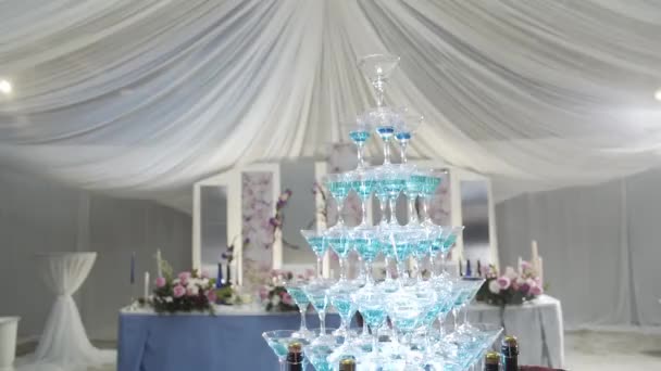 Bella piramide di champagne a una celebrazione per gli ospiti. — Video Stock